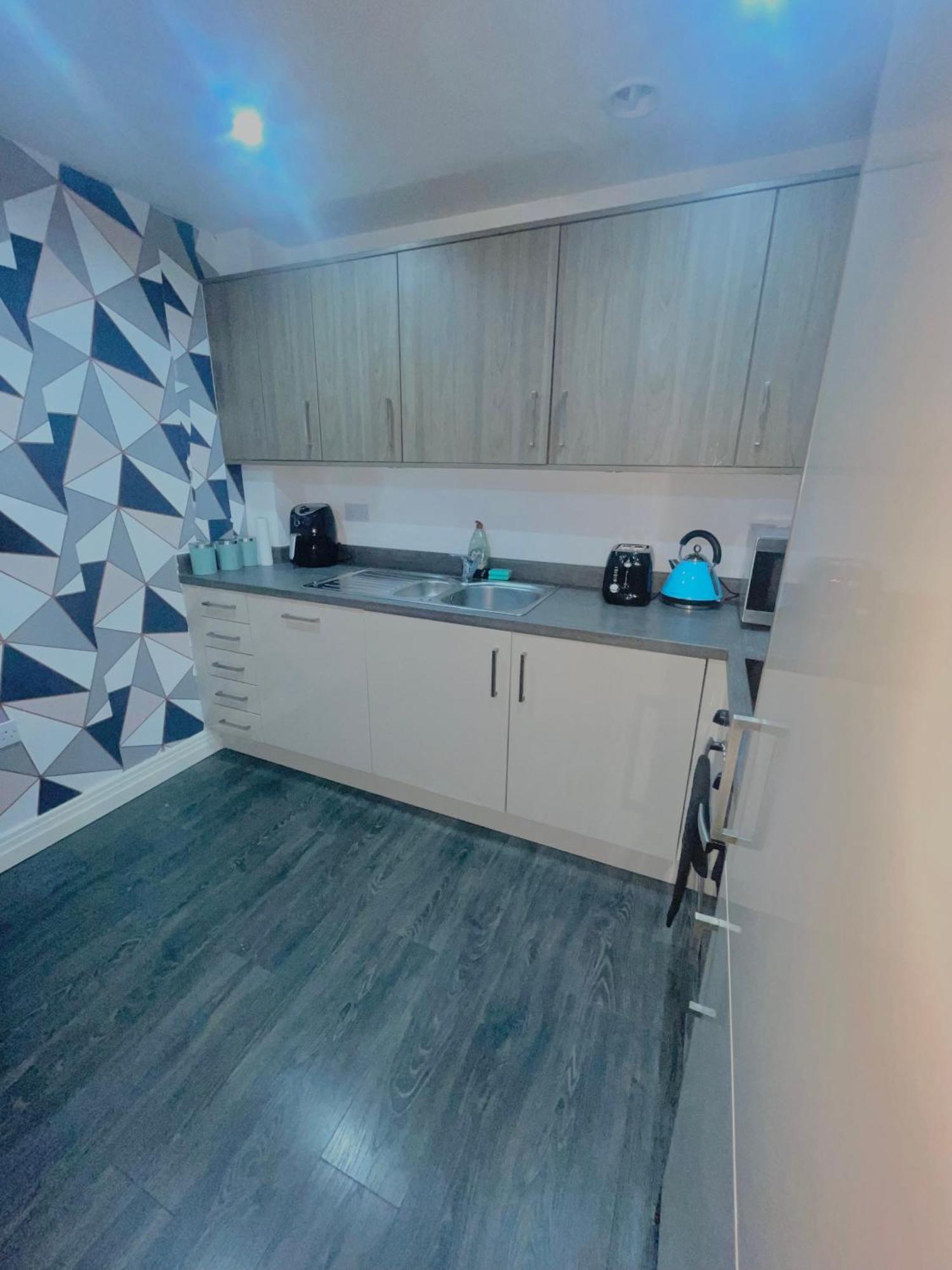 Centre- Long Stay, Homey 2 Bed Apartment- Contractors, Working Professionals, Families & Relocators Apartamento *
