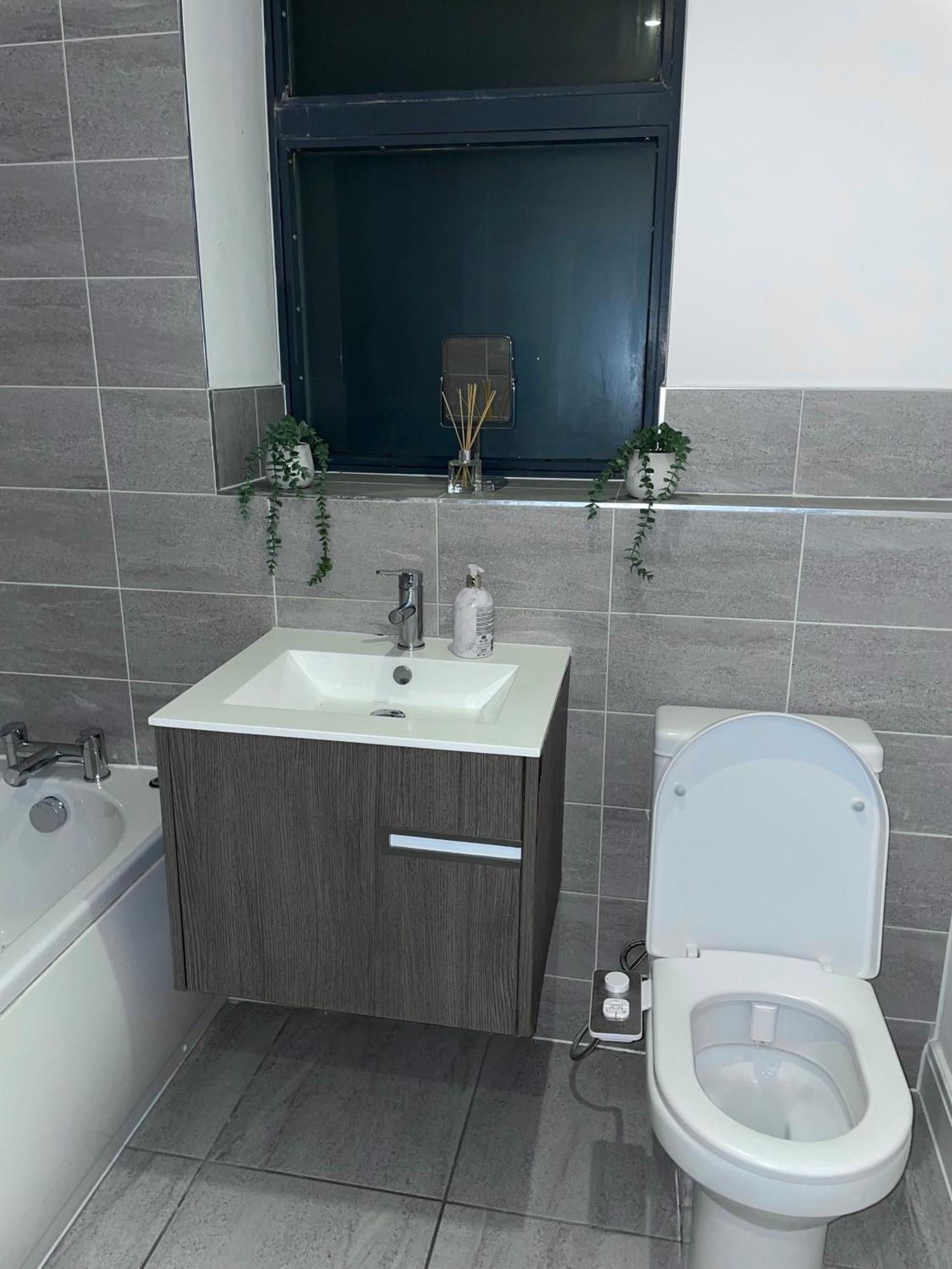 Centre- Long Stay, Homey 2 Bed Apartment- Contractors, Working Professionals, Families & Relocators Appartement