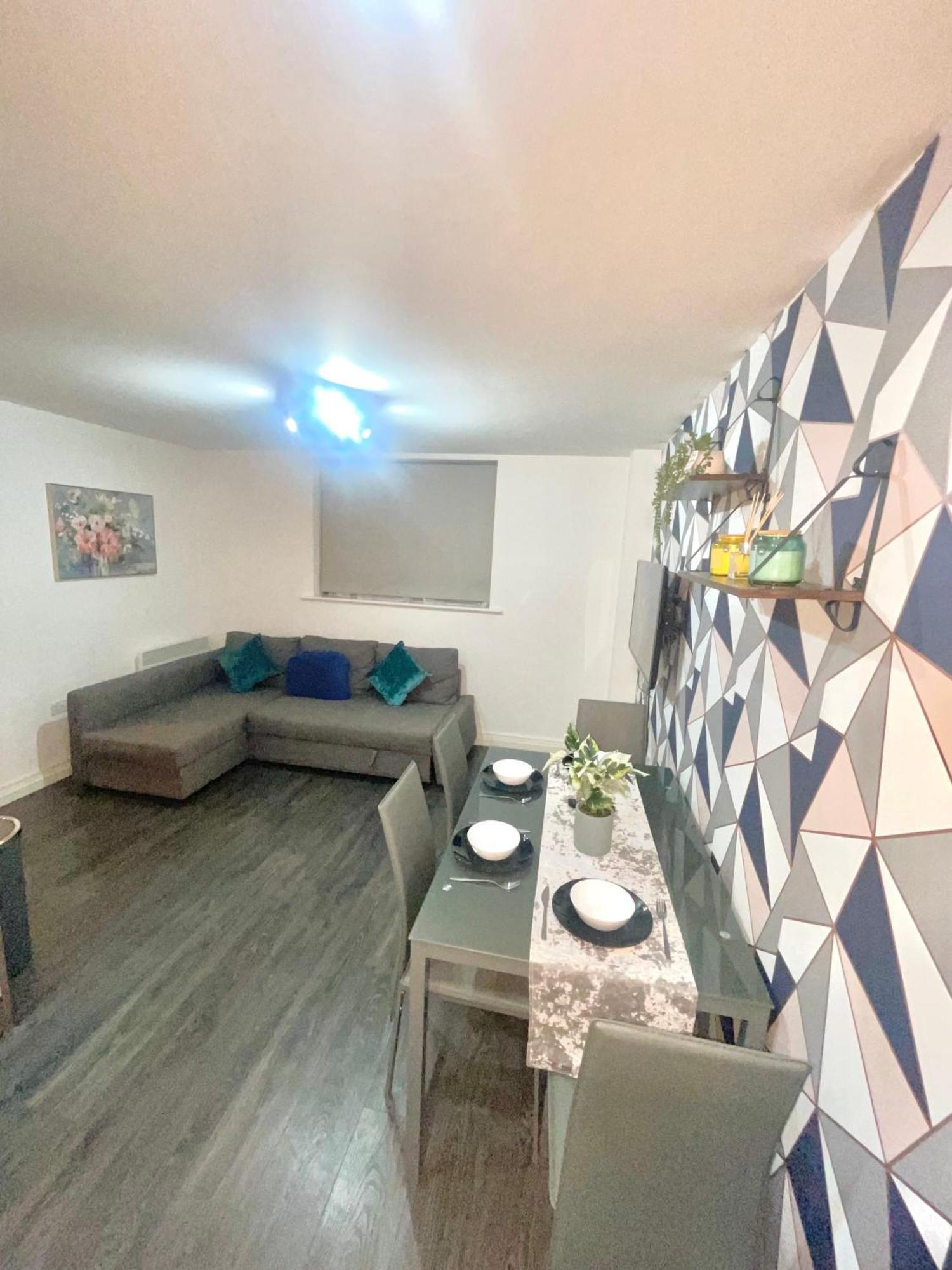 Centre- Long Stay, Homey 2 Bed Apartment- Contractors, Working Professionals, Families & Relocators Apartamento