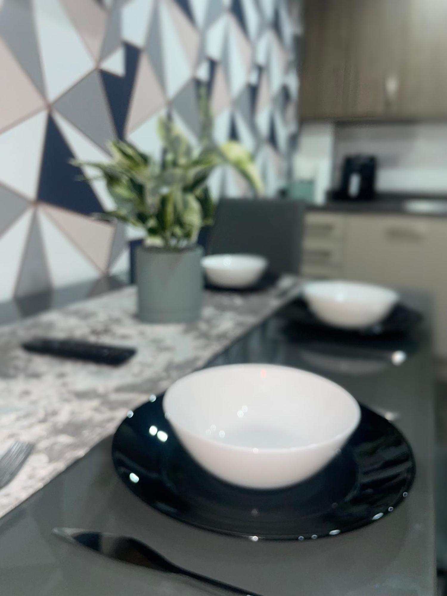 Centre- Long Stay, Homey 2 Bed Apartment- Contractors, Working Professionals, Families & Relocators Apartamento